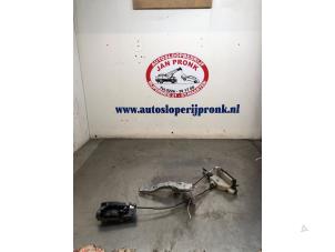 Gebruikte Deurslot Mechaniek 4Deurs rechts-voor Peugeot 2008 (CU) 1.2 Vti 12V PureTech 82 Prijs € 40,00 Margeregeling aangeboden door Autosloopbedrijf Jan Pronk B.V.