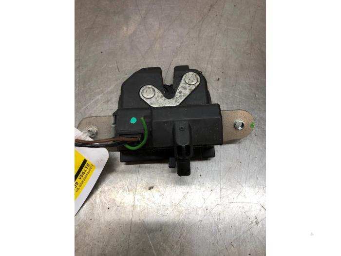 Låsmekanism, baklucka från en Opel Meriva 1.4 Turbo 16V ecoFLEX 2012