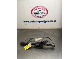 Gebruikte Raammechaniek 4Deurs links-voor Mercedes C (W203) 3.2 C-320 V6 18V Prijs € 25,00 Margeregeling aangeboden door Autosloopbedrijf Jan Pronk B.V.