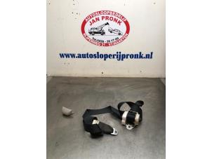 Gebruikte Veiligheidsgordel links-achter Toyota Corolla Verso (R10/11) 1.8 16V VVT-i Prijs € 25,00 Margeregeling aangeboden door Autosloopbedrijf Jan Pronk B.V.