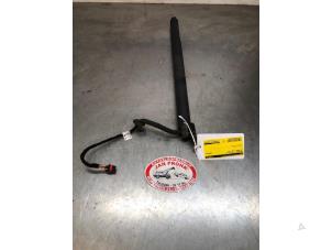 Gebruikte Gasdemper links-achter Volkswagen Passat Variant (3G5) 2.0 TDI 16V 150 Prijs € 75,00 Margeregeling aangeboden door Autosloopbedrijf Jan Pronk B.V.