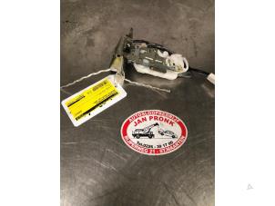 Begagnade Låsmekanism, baklucka Daihatsu Sirion 2 (M3) 1.3 16V DVVT Pris € 25,00 Marginaltabell erbjuds av Autosloopbedrijf Jan Pronk B.V.