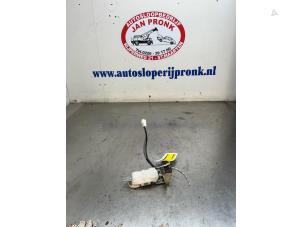 Begagnade Låsmekanism, baklucka Daihatsu Sirion 2 (M3) 1.0 12V DVVT Pris € 25,00 Marginaltabell erbjuds av Autosloopbedrijf Jan Pronk B.V.