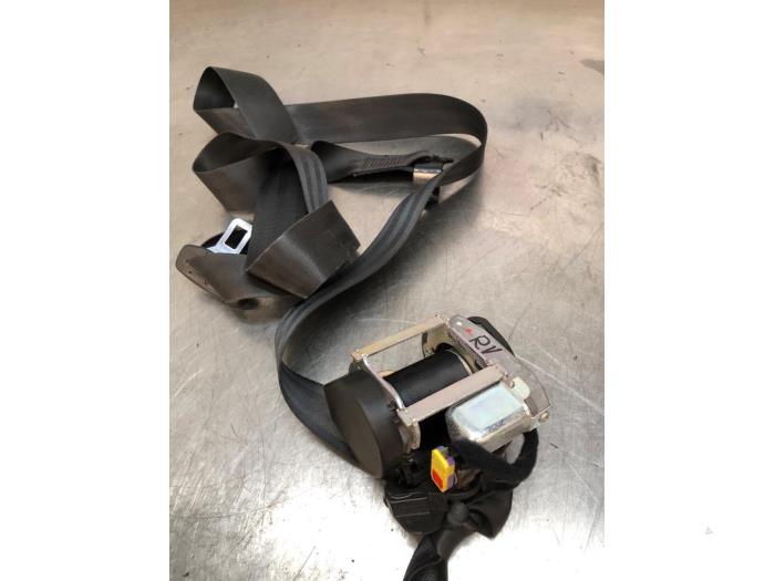 Främre säkerhetsbälte, höger från en Seat Ibiza IV (6J5) 1.2 TDI Ecomotive 2012