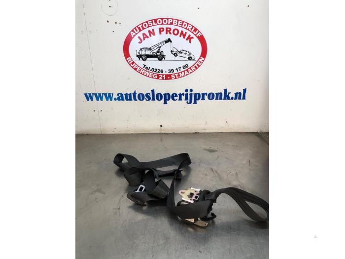 Främre säkerhetsbälte, höger från en Seat Ibiza IV (6J5) 1.2 TDI Ecomotive 2012