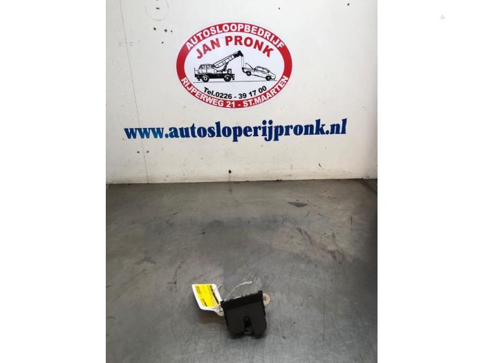 Låsmekanism, baklucka från en Seat Ibiza IV (6J5) 1.2 TDI Ecomotive 2012