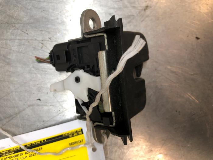 Låsmekanism, baklucka från en Seat Ibiza IV (6J5) 1.2 TDI Ecomotive 2012