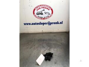 Gebruikte Slotmechaniek Achterklep Renault Twingo II (CN) 1.2 16V Prijs € 30,25 Inclusief btw aangeboden door Autosloopbedrijf Jan Pronk B.V.