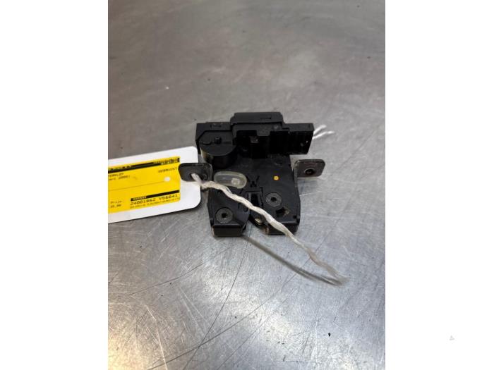 Låsmekanism, baklucka från en Nissan Qashqai (J10) 1.6 16V 2009