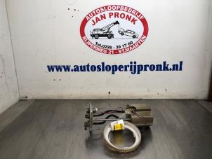 Gebruikte Brandstofpomp Elektrisch Toyota Land Cruiser (J12) 3.0 D-4D 16V Prijs € 125,00 Margeregeling aangeboden door Autosloopbedrijf Jan Pronk B.V.