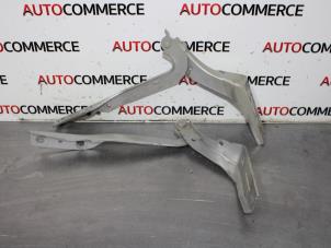 Gebruikte Motorkap Scharnier Peugeot 307 (3A/C/D) 1.6 16V Prijs € 35,00 Margeregeling aangeboden door Autocommerce