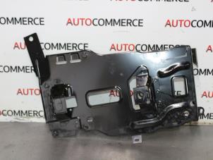 Begagnade Batterilåda Peugeot 308 SW (L4/L9/LC/LJ/LR) 1.6 BlueHDi 100 Pris € 30,00 Marginaltabell erbjuds av Autocommerce