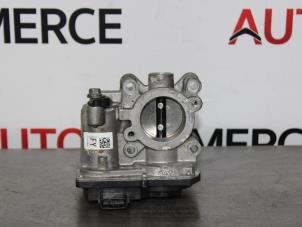 Gebruikte Gasklephuis Renault Clio IV (5R) 0.9 Energy TCE 90 12V Prijs € 20,00 Margeregeling aangeboden door Autocommerce