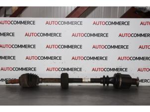 Gebruikte Aandrijfas rechts-voor Renault Twingo II (CN) 1.2 16V Prijs € 25,00 Margeregeling aangeboden door Autocommerce