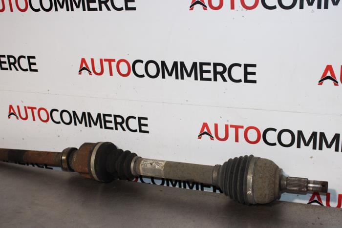 Drivaxel, höger fram från en Peugeot 407 (6D) 2.0 HDiF 16V 2008