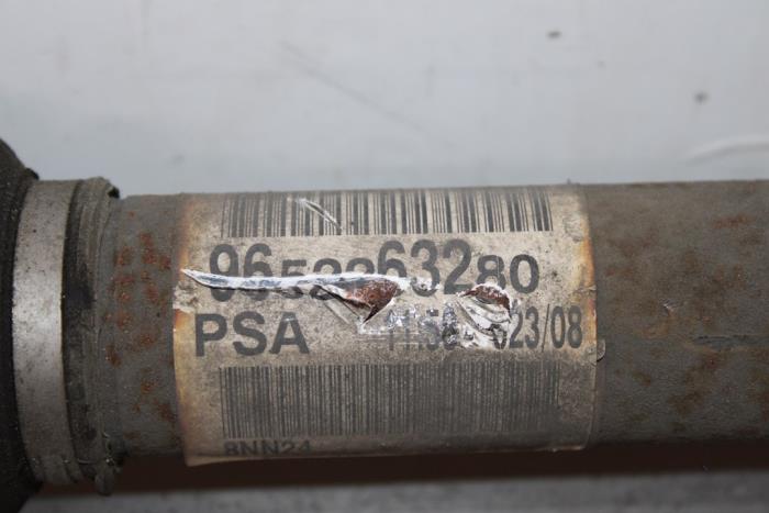 Drivaxel, höger fram från en Peugeot 407 (6D) 2.0 HDiF 16V 2008