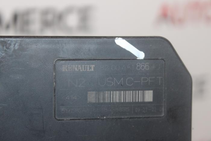 Säkringsbox från en Renault Megane II CC (EM) 1.9 dCi 115 2008