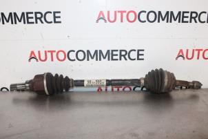 Gebruikte Aandrijfas links-voor Peugeot 208 I (CA/CC/CK/CL) 1.0 Vti 12V PureTech Prijs € 30,00 Margeregeling aangeboden door Autocommerce