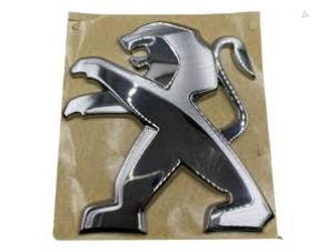 Nya Emblem Peugeot 2008 (UD/UK/UR/US/UX) 1.2 VTi 12V PureTech 130 Pris € 60,50 Inklusive moms erbjuds av Autocommerce