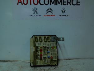 Gebruikte Zekeringkast Renault Scénic II (JM) 2.0 dCi 16V 150 Prijs € 60,00 Margeregeling aangeboden door Autocommerce