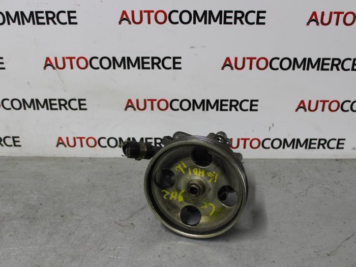 Servostyrningspump från en Peugeot 306 (7A/C/S) 1.6i XR,XT,ST 1994