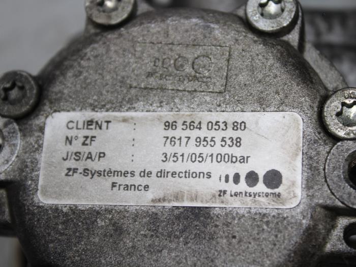 Servostyrningspump från en Peugeot 306 (7A/C/S) 1.6i XR,XT,ST 1994