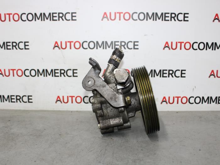 Servostyrningspump från en Peugeot 306 (7A/C/S) 1.6i XR,XT,ST 1994