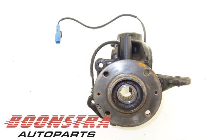 Spindel, vänster fram från en Peugeot 2008 (CU) 1.2 12V e-THP PureTech 110 2017