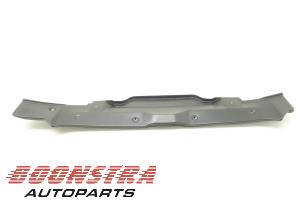 Używane Tapicerka tylnej klapy Maserati GranSport 4.2 V8 32V Cena € 24,95 Procedura marży oferowane przez Boonstra Autoparts