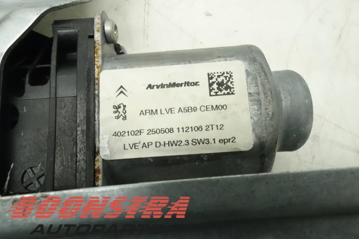 Fönstermekanism, 2-dörrars, höger fram från en Peugeot Partner (GC/GF/GG/GJ/GK) 1.6 HDI 75 16V 2008