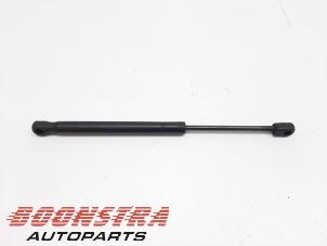 Używane Amortyzator gazowy pokrywy silnika lewy Tesla Model X 90D Cena € 24,95 Procedura marży oferowane przez Boonstra Autoparts