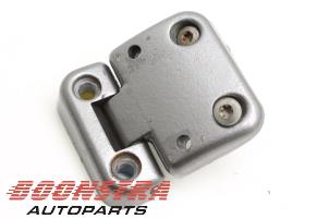 Begagnade Gångjärn, framdörr, höger Landrover Defender I 2.4 TD4 16V Pris € 29,95 Marginaltabell erbjuds av Boonstra Autoparts