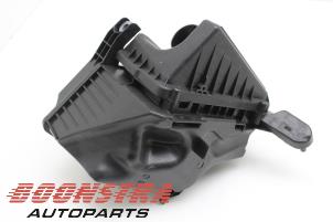 Gebruikte Luchtfilterhuis Renault Twingo III (AH) 1.0 SCe 65 12V Prijs € 29,95 Margeregeling aangeboden door Boonstra Autoparts