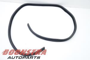 Begagnade Dörrtätning, 4-dörrars, vänster bak Landrover Range Rover IV (LG) 4.4 SDV8 32V Pris € 48,95 Marginaltabell erbjuds av Boonstra Autoparts