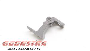 Begagnade Gångjärn, framdörr, vänster Skoda Kodiaq 1.5 TSI 150 ACT 16V Pris € 29,95 Marginaltabell erbjuds av Boonstra Autoparts