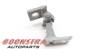 Begagnade Gångjärn, framdörr, vänster Skoda Kodiaq 1.5 TSI 150 ACT 16V Pris € 29,95 Marginaltabell erbjuds av Boonstra Autoparts