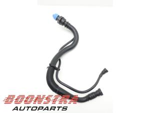 Używane Rurka do napelniania adblue zbiornik Mercedes Citan (420.6) 1.5 108 CDI Cena € 68,91 Z VAT oferowane przez Boonstra Autoparts