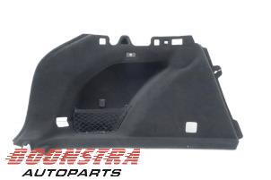 Używane Tapicerka pokrywy bagaznika lewa Lynk &amp; Co 01 1.5 PHEV Cena € 39,95 Procedura marży oferowane przez Boonstra Autoparts