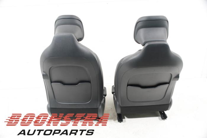 Klädsel, uppsättning (komplett) från en Kia Niro II (SG2) e-Niro 64.8 kWh 2023