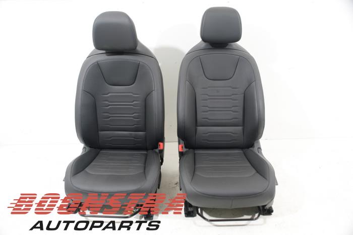 Klädsel, uppsättning (komplett) från en Kia Niro II (SG2) e-Niro 64.8 kWh 2023