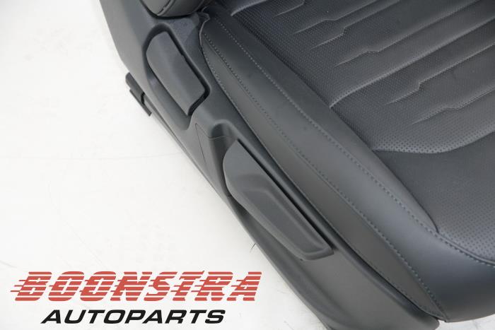 Klädsel, uppsättning (komplett) från en Kia Niro II (SG2) e-Niro 64.8 kWh 2023