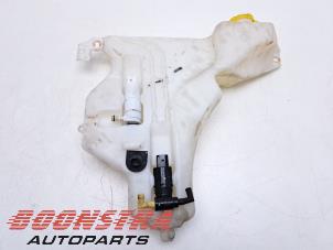 Używane Zbiornik spryskiwacza przód Fiat Freemont 2.0 MultiJet 170 16V Cena € 39,95 Procedura marży oferowane przez Boonstra Autoparts