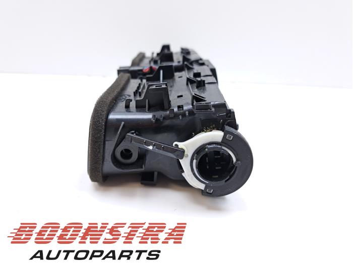 Luftmunstycke, instrumentbräda från en BMW 3 serie (F30) 320d 2.0 16V EfficientDynamicsEdition 2012