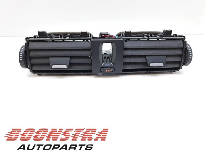 Luftmunstycke, instrumentbräda från en BMW 3 serie (F30) 320d 2.0 16V EfficientDynamicsEdition 2012