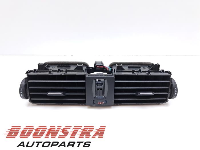 Luftmunstycke, instrumentbräda från en BMW 3 serie (F30) 320d 2.0 16V EfficientDynamicsEdition 2012