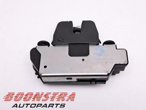 Gebruikte Achterklep Slotmechaniek Peugeot 208 II (UB/UH/UP) 1.2 Vti 12V PureTech 100 Prijs € 24,95 Margeregeling aangeboden door Boonstra Autoparts