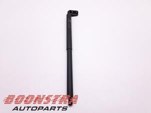 Begagnade Gasfjäder, höger bak Kia Niro II (SG2) e-Niro 64.8 kWh Pris € 41,95 Marginaltabell erbjuds av Boonstra Autoparts