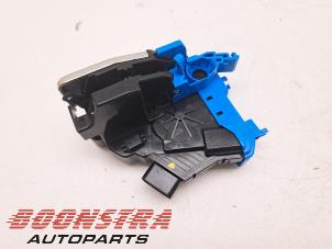 Begagnade Dörrlåsmekanism, 4-dörrars, vänster bak Kia Cee'd Sportswagon (JDC5) 1.0i T-GDi 12V 120 Pris € 37,95 Marginaltabell erbjuds av Boonstra Autoparts