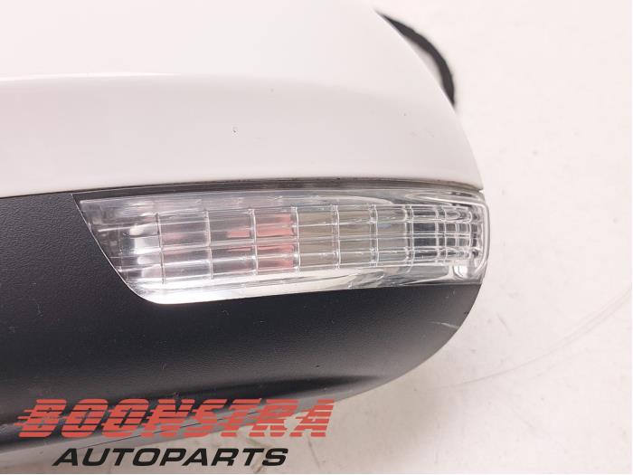 Skärmspegel, vänster från en Volkswagen Tiguan (5N1/2) 1.4 TSI 16V 4Motion 2013