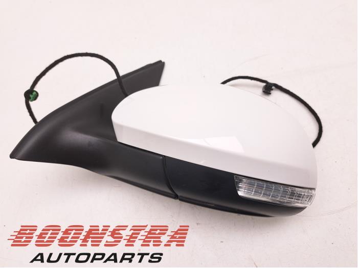 Skärmspegel, vänster från en Volkswagen Tiguan (5N1/2) 1.4 TSI 16V 4Motion 2013